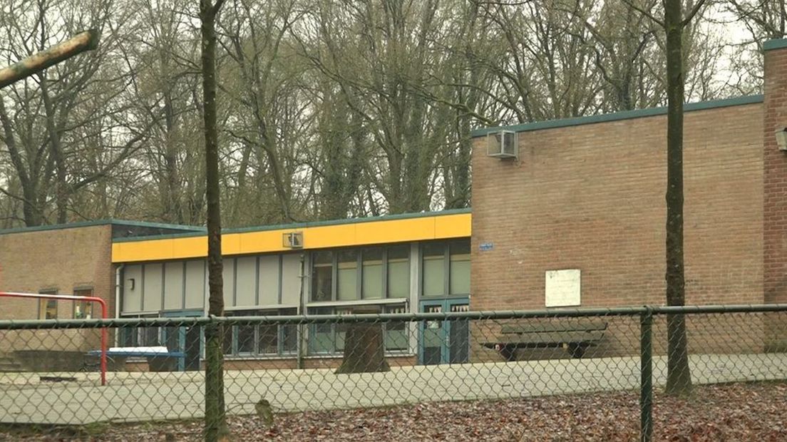 Het schoolplein van de Dorendal is leeg.