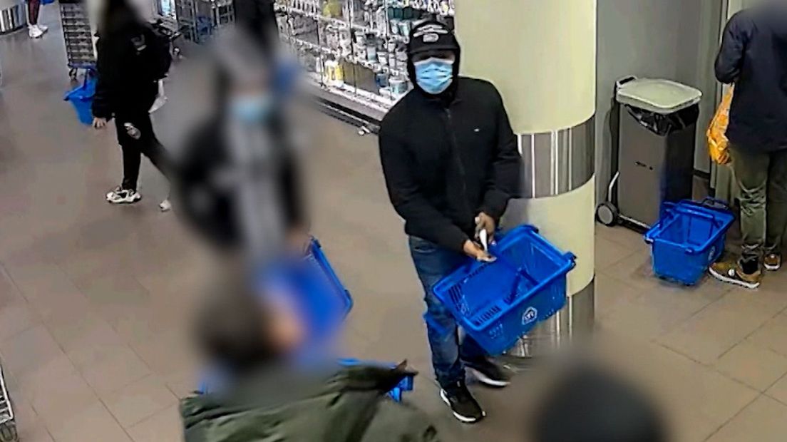 De verdachte trekt een mes in de supermarkt
