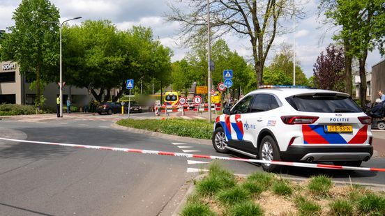 Aanhouding na botsing: onder invloed, losse kentekenplaten en overgespoten auto. Aanhouding na botsing: onder invloed, losse kentekenplaten en overgespoten auto.