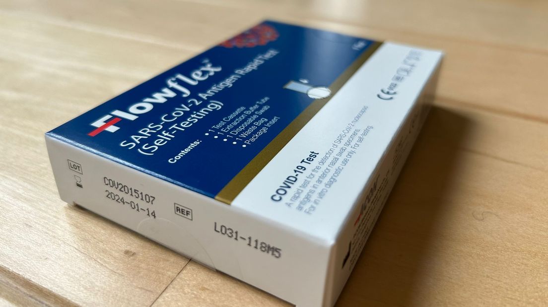 Bij testen van het merk 'Flowflex' staat de houdbaarheidsdatum op de zijkant van de verpakking.