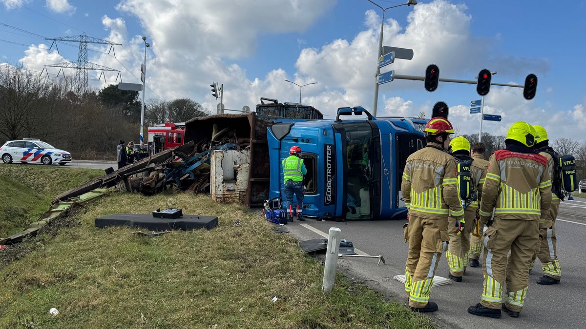 Gekantelde vrachtwagen bij Haelen verspert Napoleonsweg