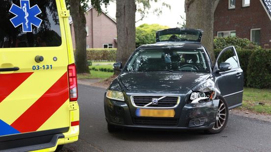 Automobilist gewond bij botsing op boom Veenoord. Automobilist gewond bij botsing op boom Veenoord.