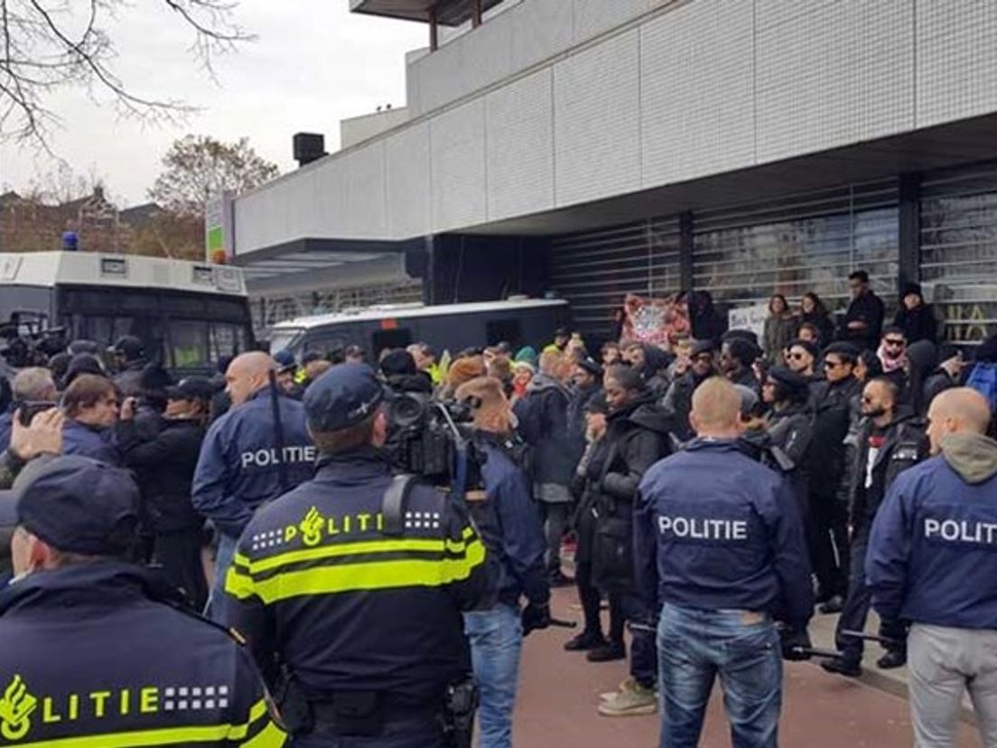 Confrontaties tussen politie en tegenstanders Zwarte Piet in 2016