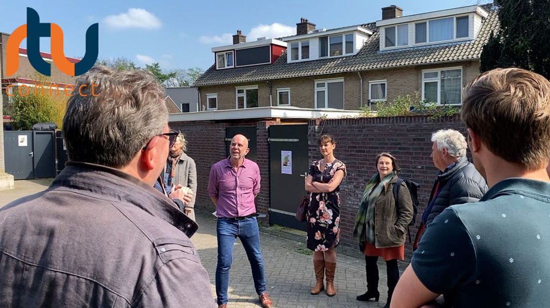 Bewoners leiden gemeenteraadsleden rond en vertellen hun verhaal.