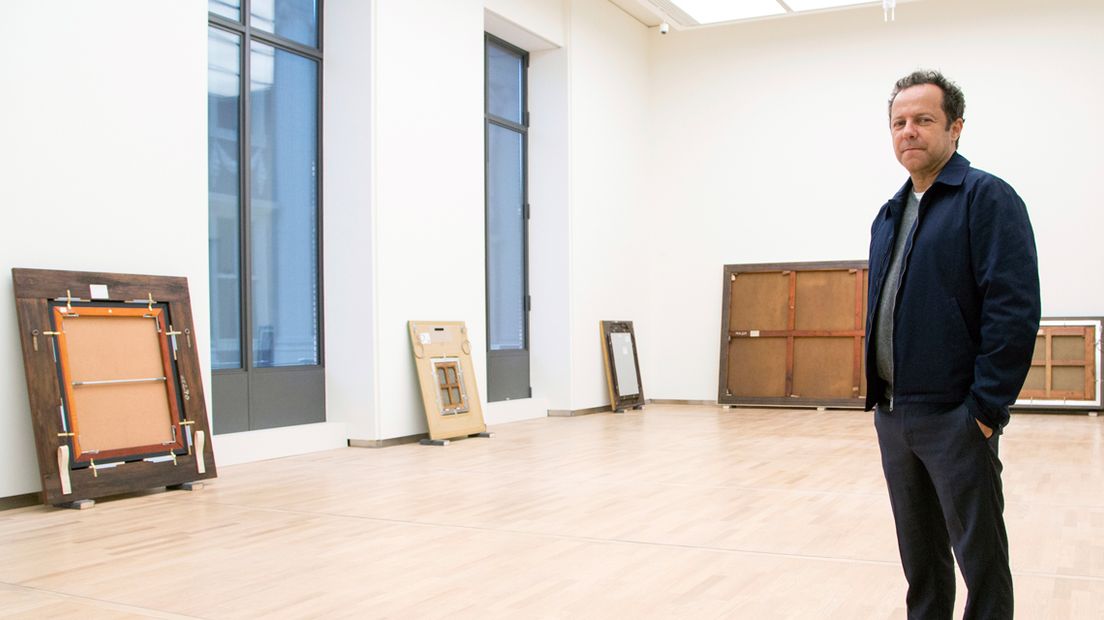 Vik Muniz bij zijn 'Verso's' in het Mauritshuis 