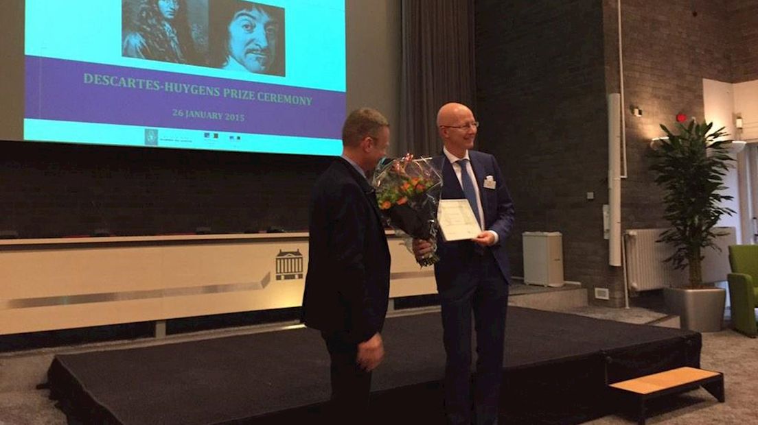 Willem Vos krijgt de prijs uitgereikt