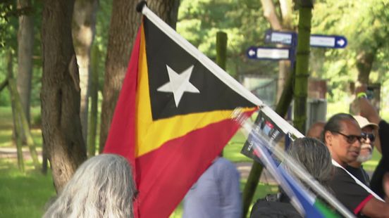 Molukse wandelaars lopen van Schattenberg naar hun wijk