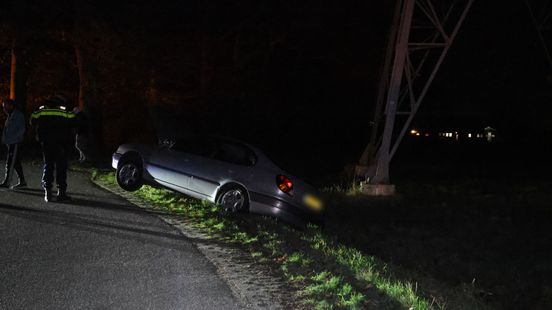 Bestuurder mist bocht, auto total loss