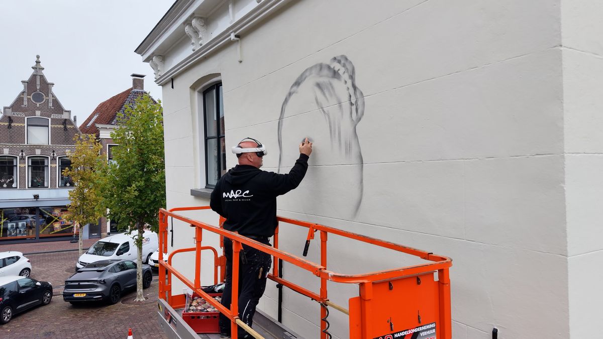 Marcus spuit eeuwenoud portret op Franeker Waag: “Ze is heel belangrijk voor de stad geweest”