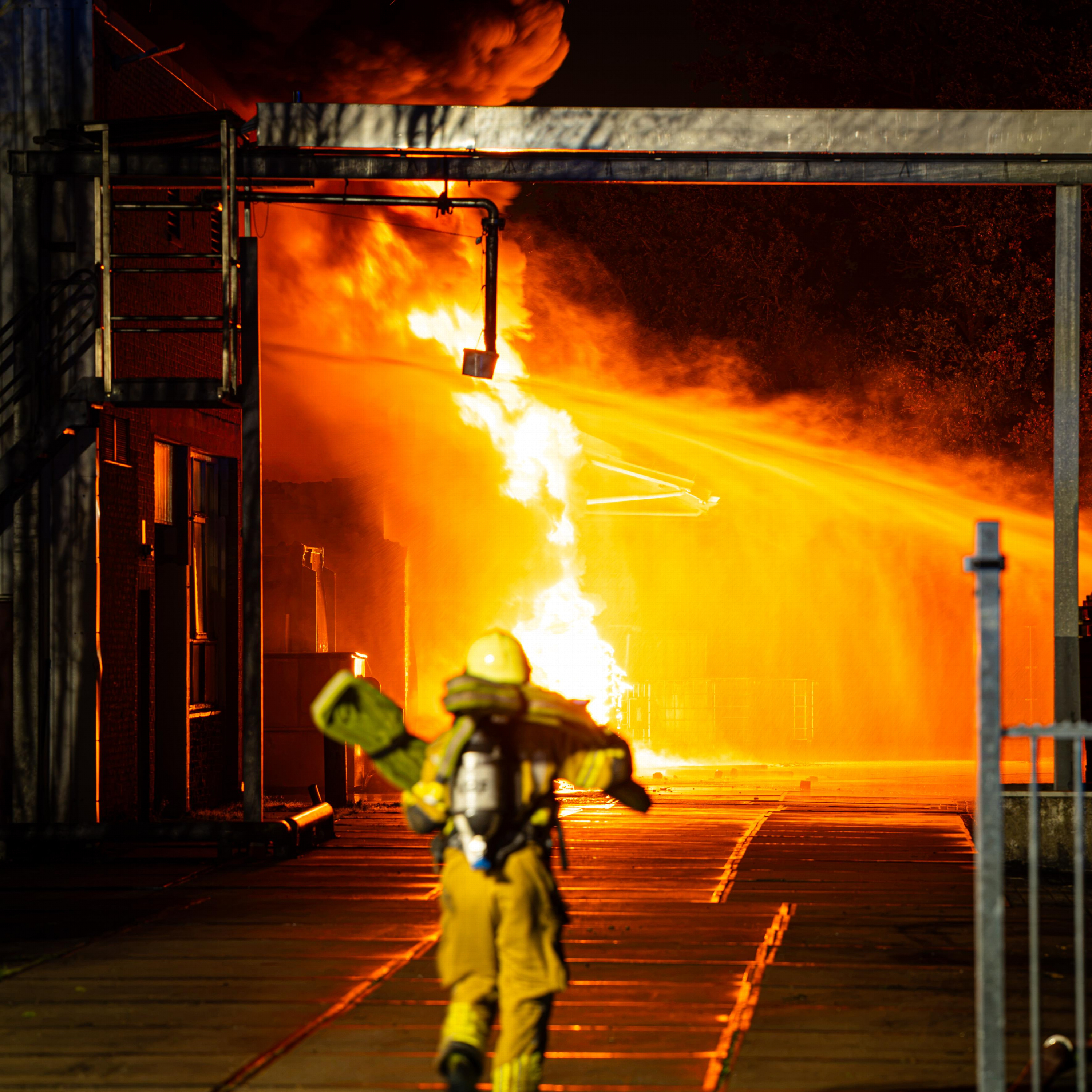 De brandweer bij de brand in Heerenveen