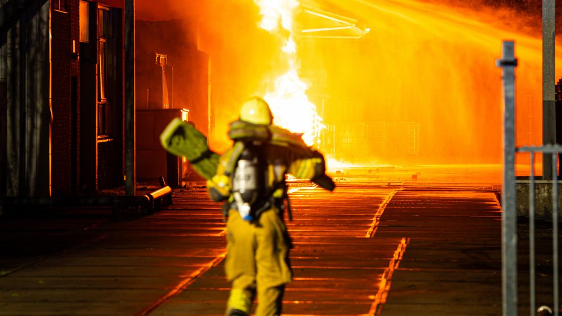 De brandweer bij de brand in Heerenveen