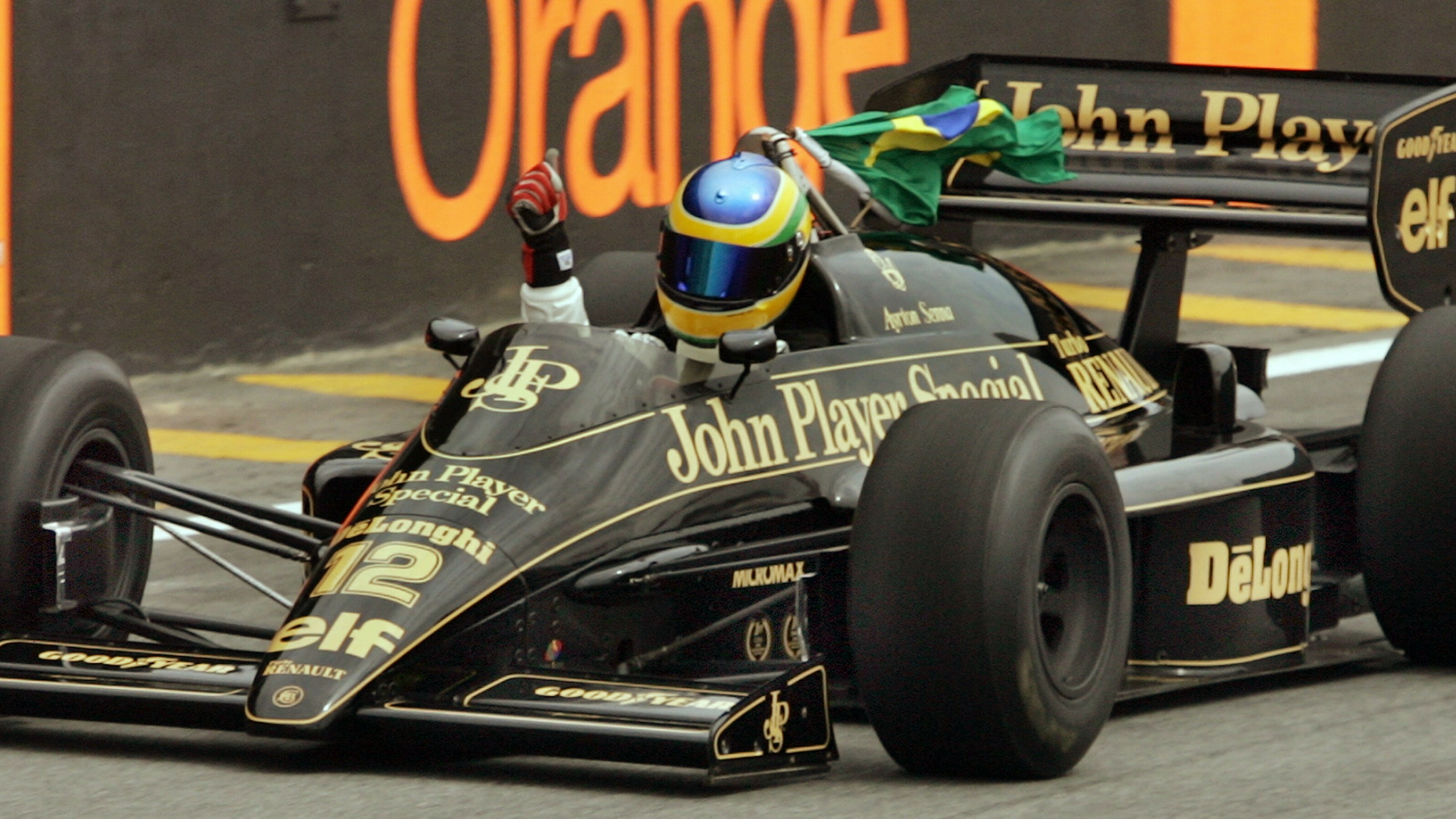 Neefje Ayrton Senna rijdt in historische Lotus over TT Circuit