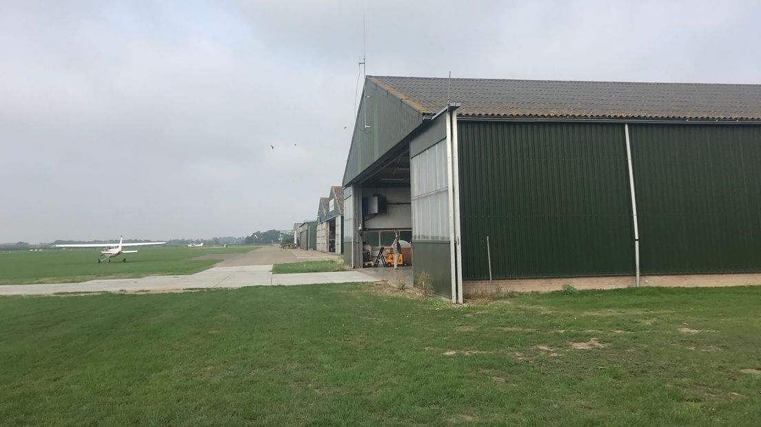 Hoe verdien je geld aan het dak van een hangar op vliegveld Midden-Zeeland