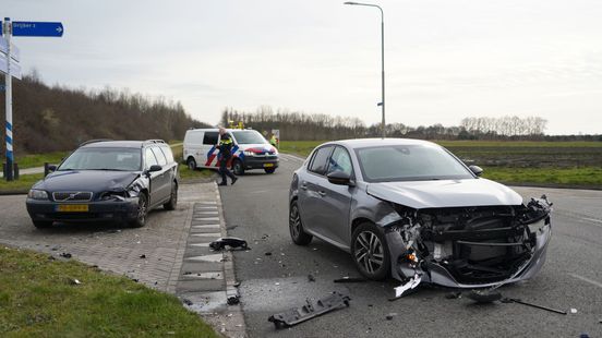 N374 in Mantinge deels afgesloten na botsing tussen autos. N374 in Mantinge deels afgesloten na botsing tussen autos.