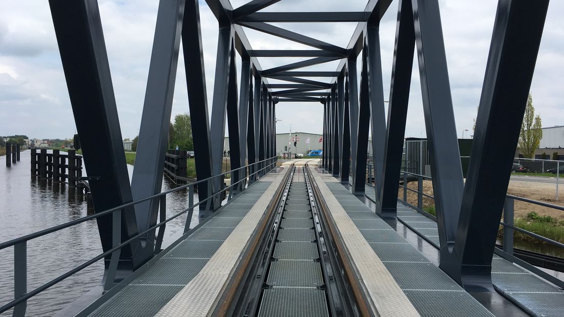 De nieuwe spoorbrug in Coevorden gezien door de machinist.