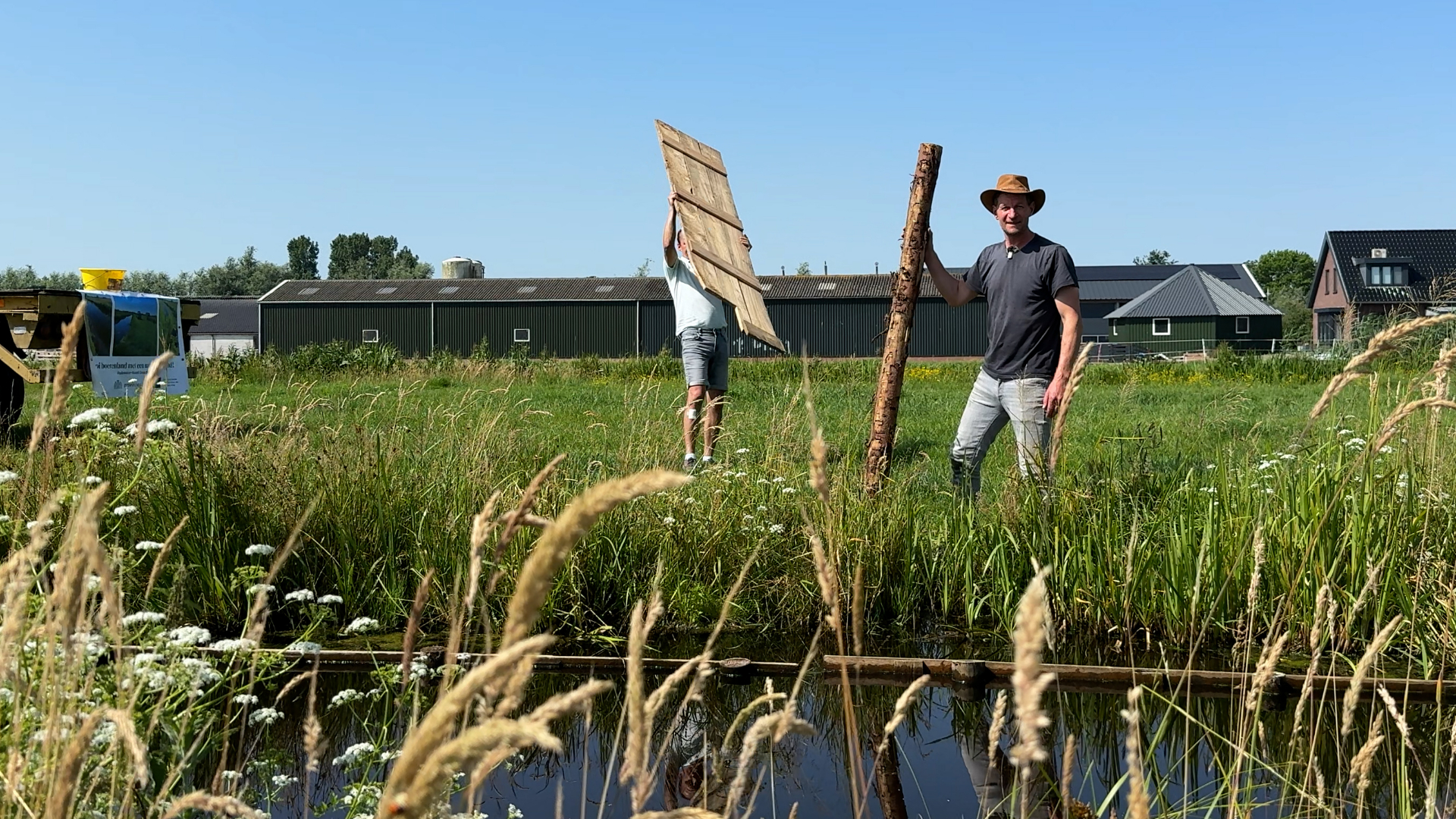Boer Harold maakt zijn sloten otter-proof: 'Als meer mensen dit doen, vormen we een snelweg'