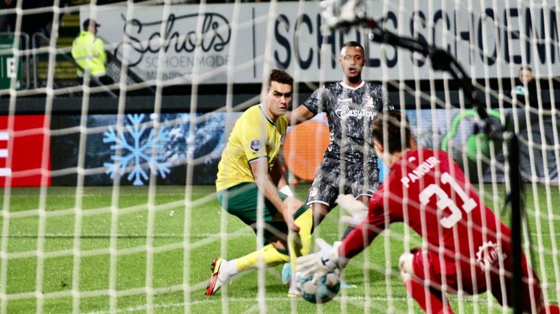 Zivkovic passeer Pandur en maakt zijn eerste competitietreffer voor FC Emmen