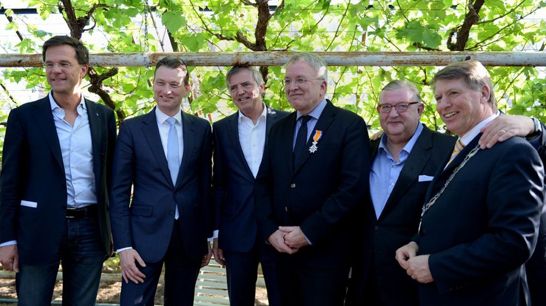Hans van den Broek (derde van rechts) met onder meer Sjaak van der Tak (uiterst rechts) en Mark Rutte (links)