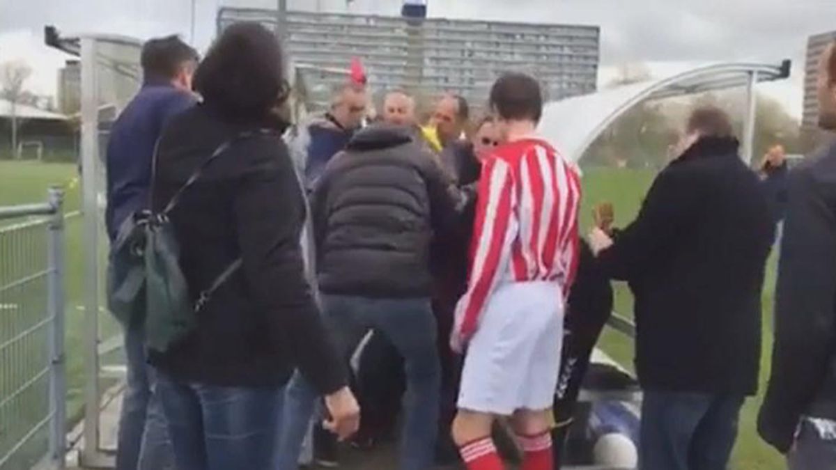 Omstanders overmeesteren belager scheidsrechter Den Hoorn