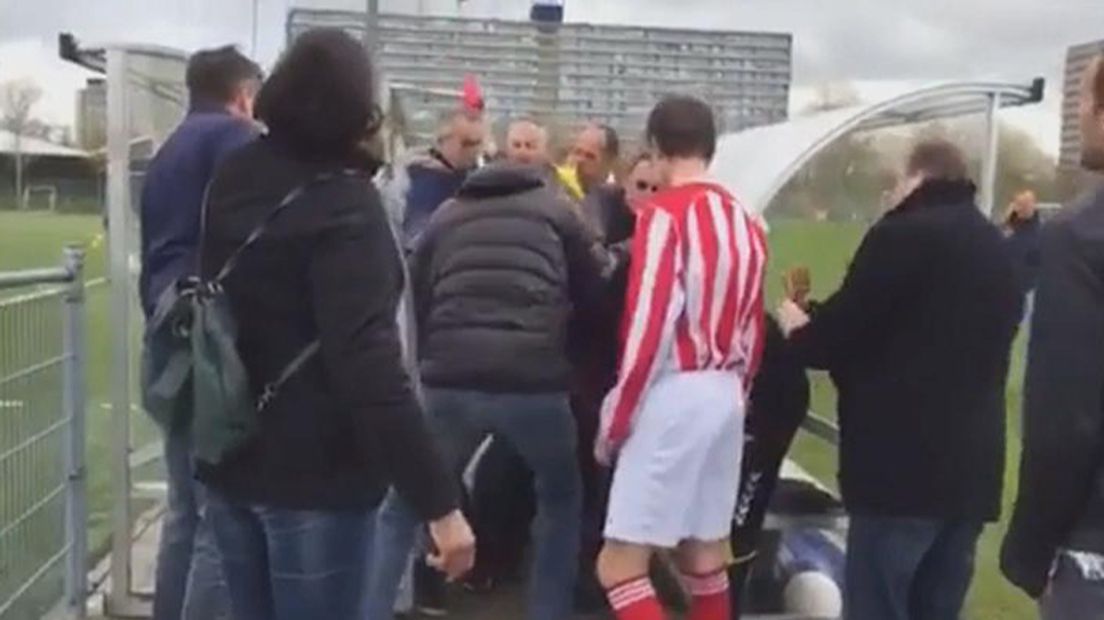 Omstanders overmeesteren belager scheidsrechter Den Hoorn