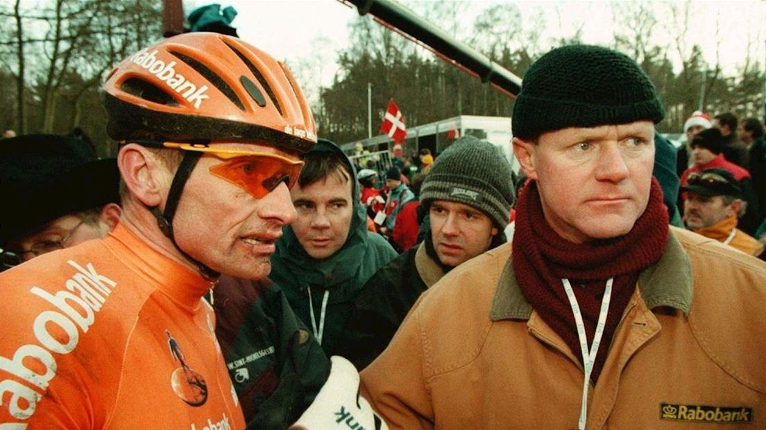 Herman Snoeijink (rechts) naast Adrie van der Poel tijdens het WK veldrijden in 1998