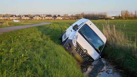 Vijftig pakketjes doorweekt nadat busje in sloot rijdt | Vijf gewonden bij aanrijding. Vijftig pakketjes doorweekt nadat busje in sloot rijdt | Vijf gewonden bij aanrijding.