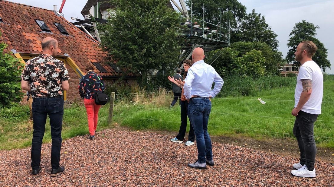 De Kamerleden krijgen uitleg bij Molen Zeldenrust in Westerwijtwerd