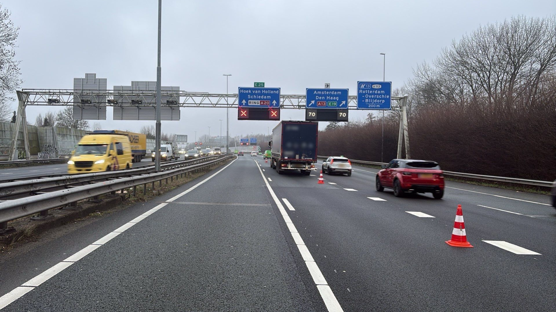 Een vrachtwagen met pech is gestrand op de A20.