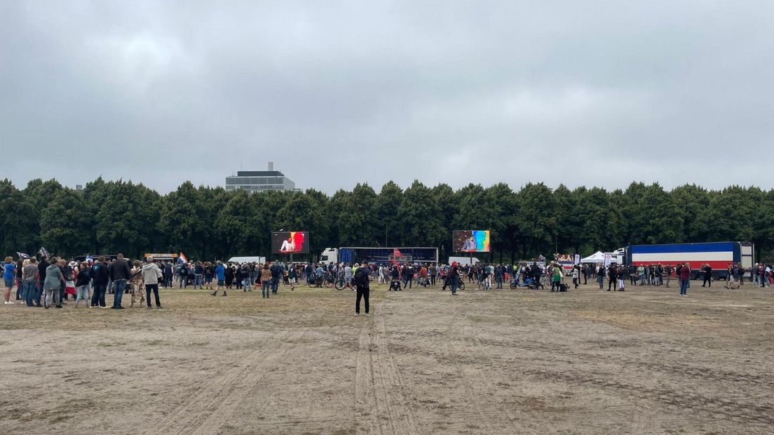 Op het Malieveld staan enkele honderden boeren