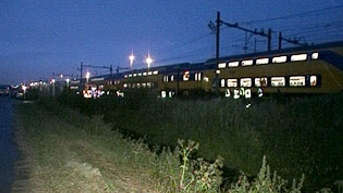 Als je boven op een trein staat en je opspringt gaat de trein onder je