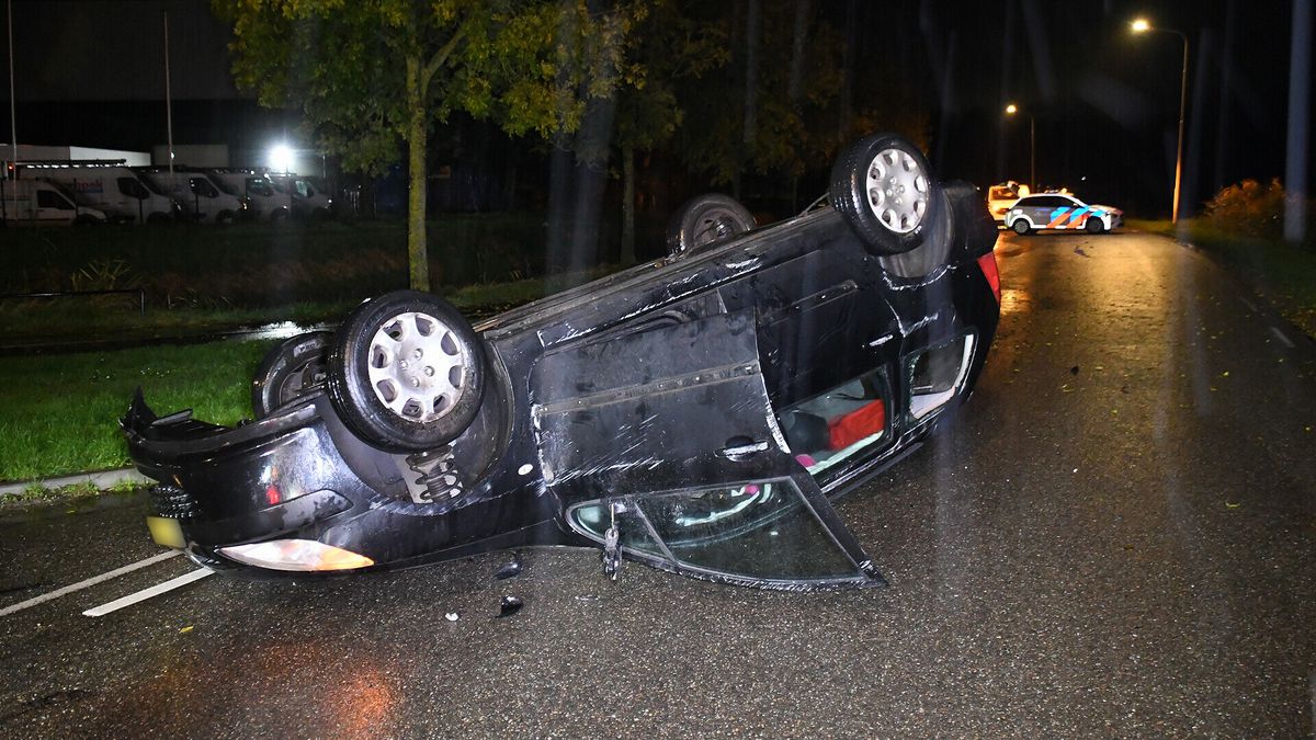 Auto over de kop in Kruiningen, vrouw raakt gewond