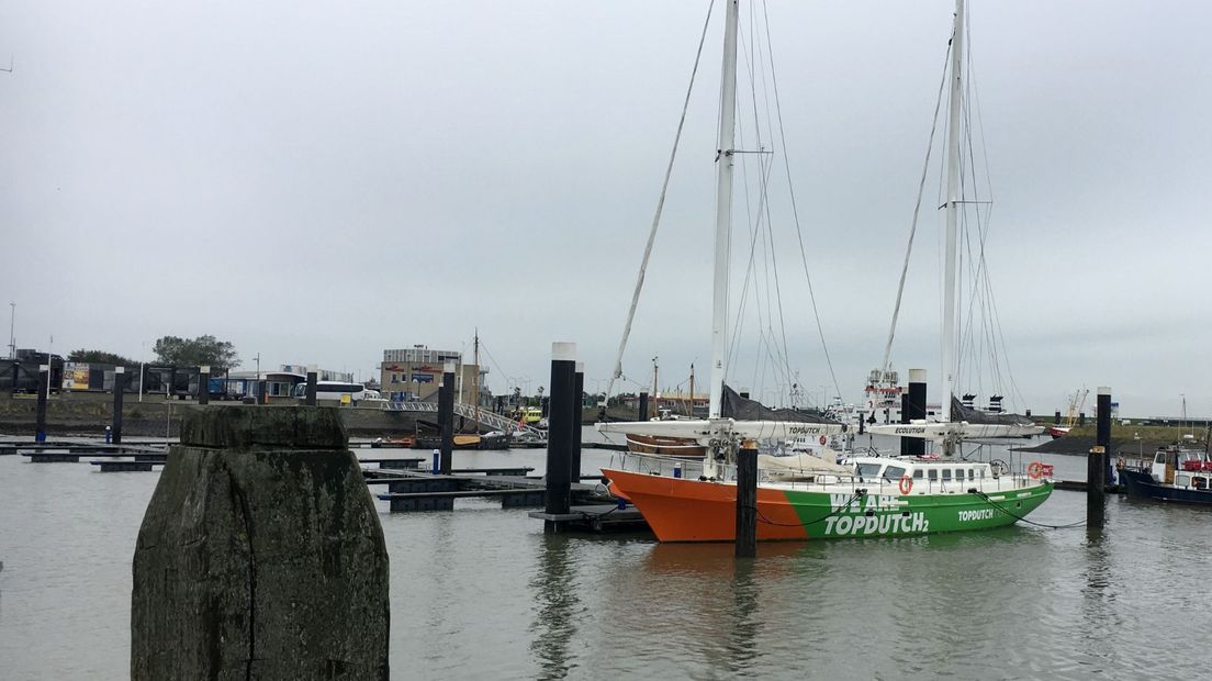 Het Top Dutch-zeiljacht aan de steiger in de haven van Lauwersoog