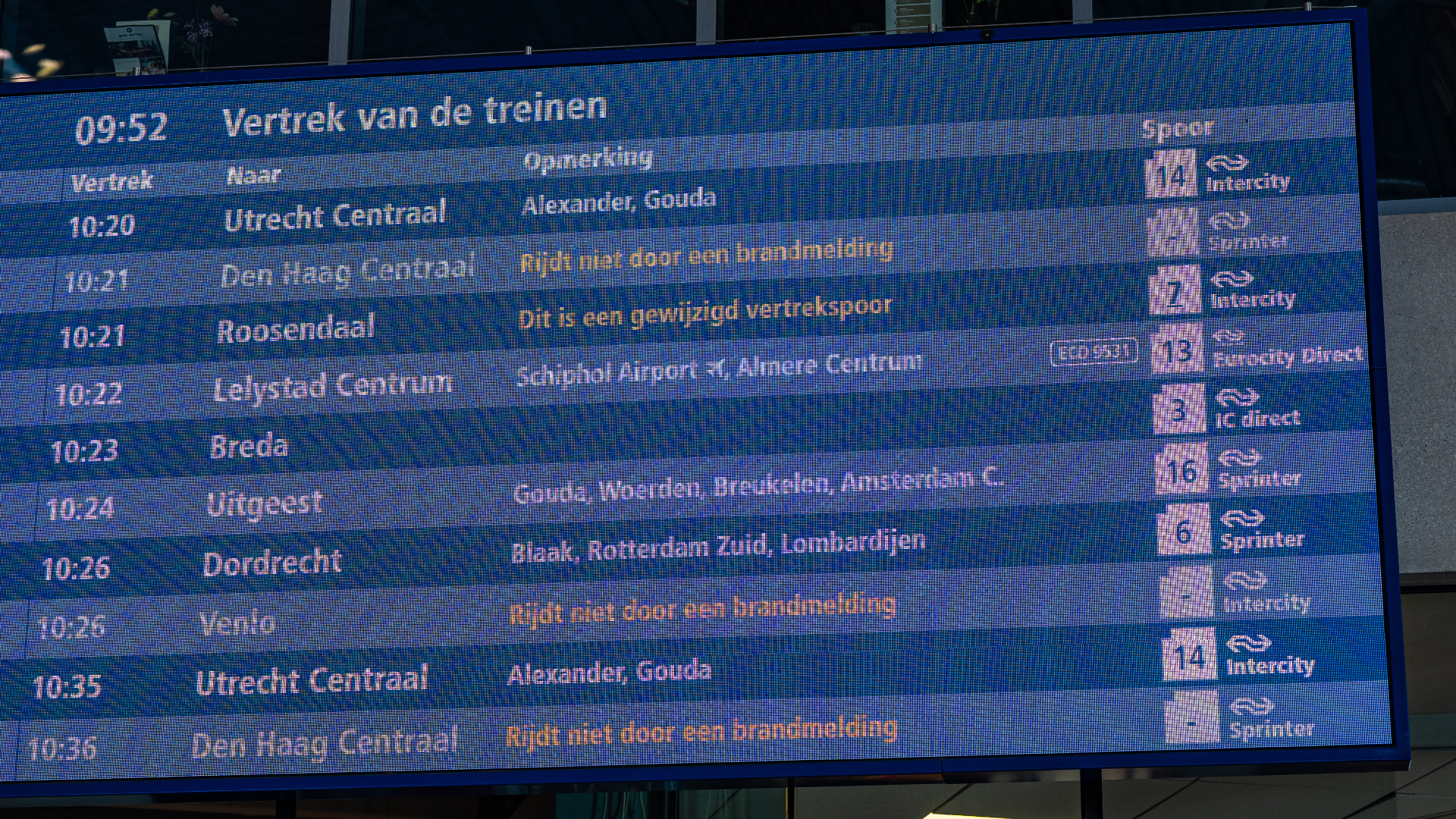 Het treinverkeer ligt zeker tot zondagavond 23:00 uur nog stil.