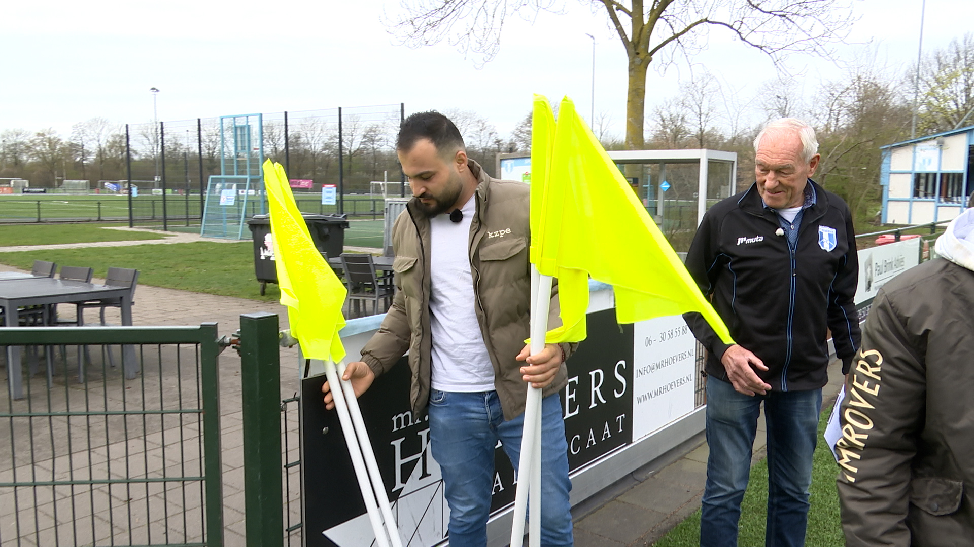 Van voetbalclub tot seniorenlunch: Barzan en Adine werken in de dorpen rondom hun azc