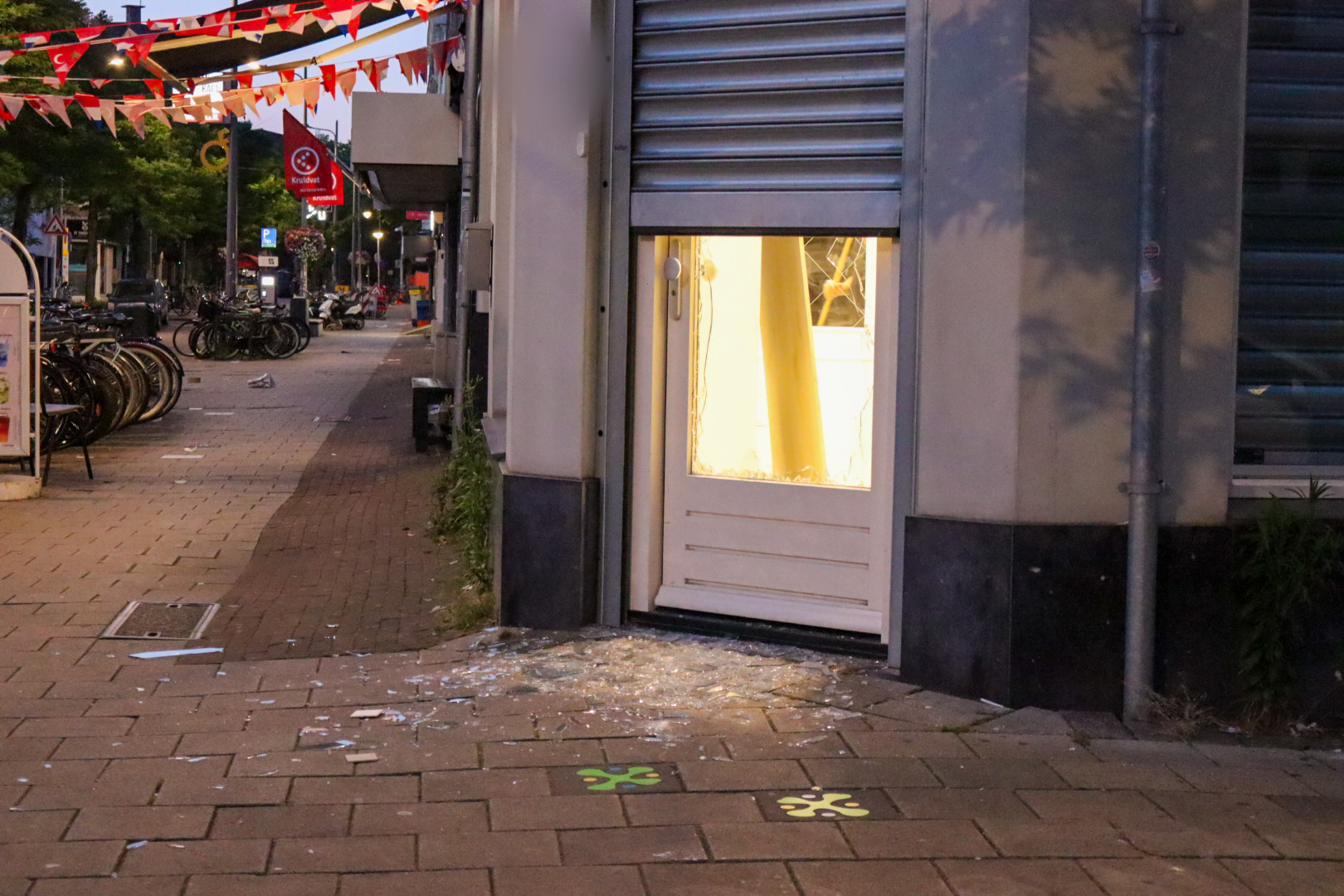 De inbrekers sloegen een ruit van de voordeur in.