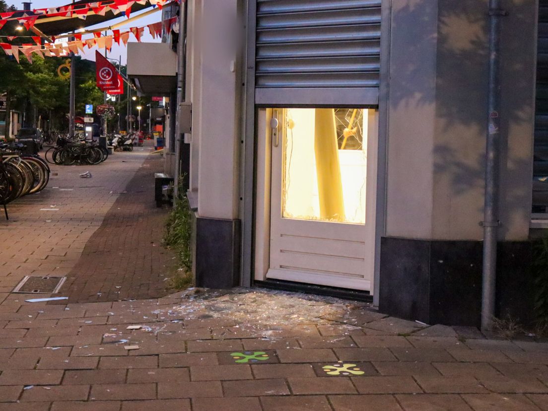 De inbrekers sloegen een ruit van de voordeur in.