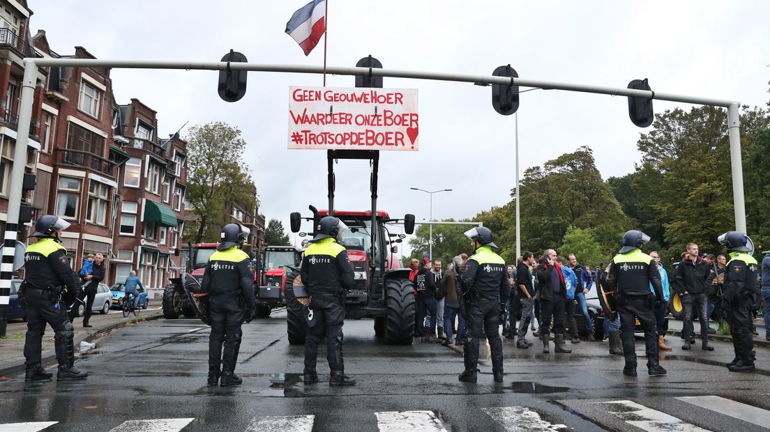 Gelderse boeren zijn het zat dat er mogelijk weer nieuwe regels volgen rond stikstof. Tijdens een grote manifestatie in Den Haag eisten ze vandaag meer waardering voor hun werk. Ze willen niet langer 'overal' de schuld van krijgen. De toestroom van vele trekkers naar Den Haag zorgde voor grote problemen op de weg. In dit liveblog leest u alles terug over het verloop van de actie.