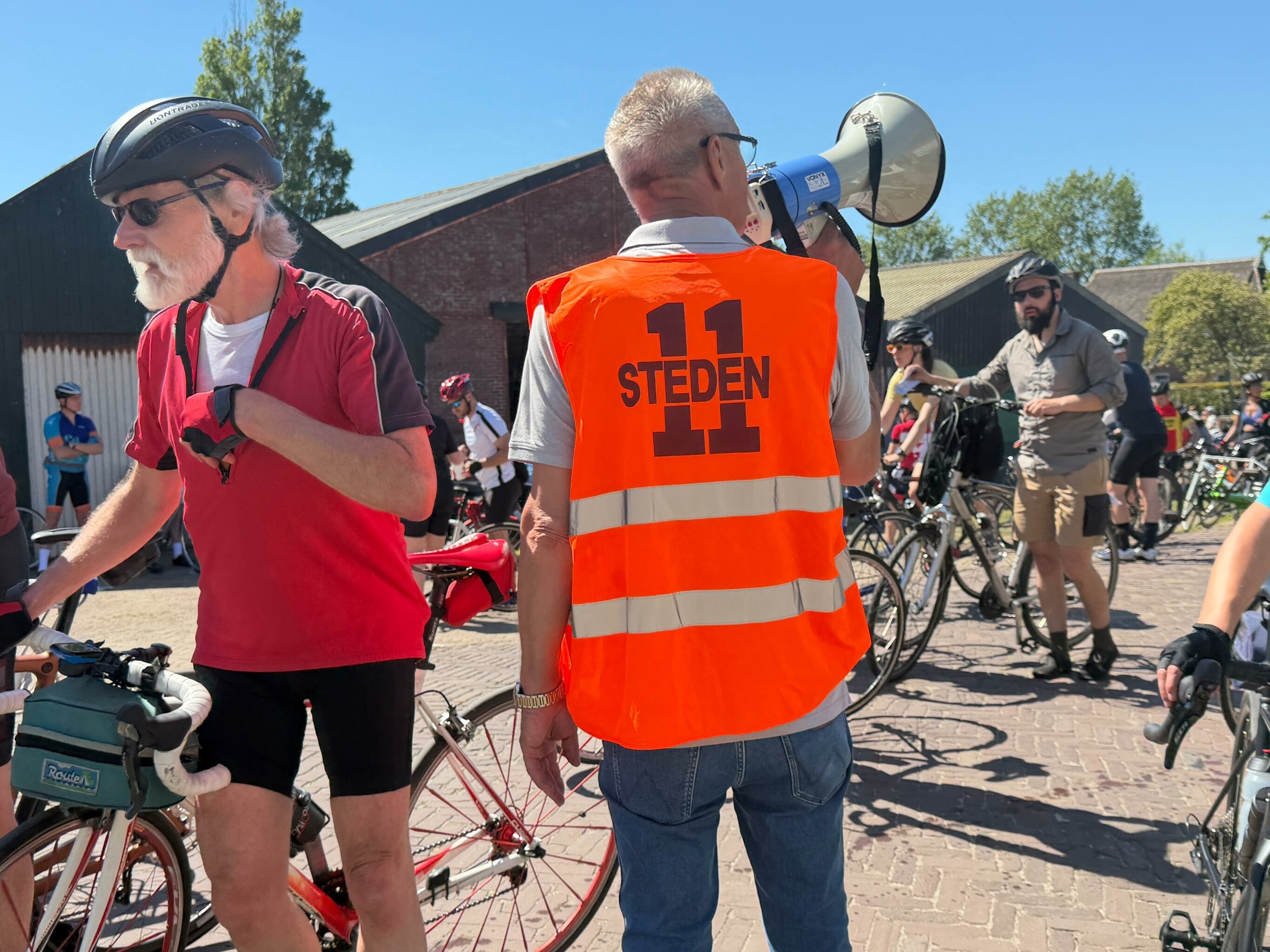 Door de megafoon wordt omgeroepen dat mensen door naar Dokkum moeten