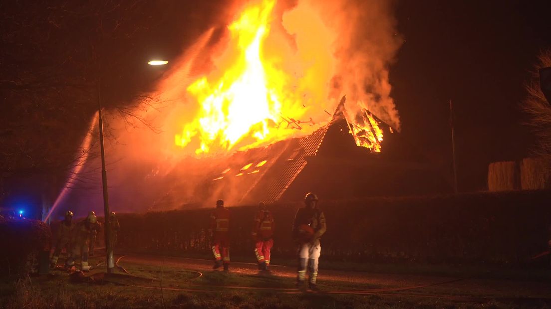 Uitslaande brand verwoest woonboerderij in Winde