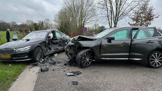 Twee gewonden bij botsing. Twee gewonden bij botsing.