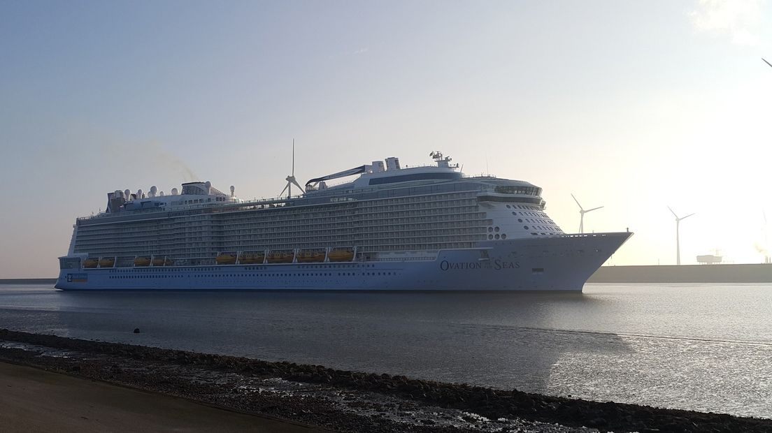 Het cruiseschip vaart de Eemshaven binnen