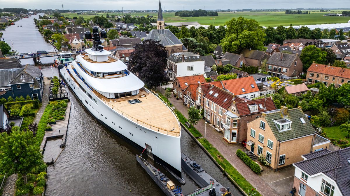 Op één na grootste megajacht ooit gebouwd vaart door regio: bruggen langer open dan gebruikelijk