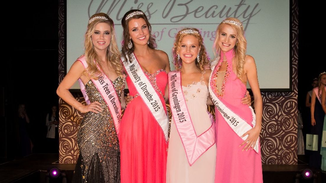 Zoë Niewold (tweede van links) tijdens een Miss Beauty wedstrijd in 2015 (Rechten: Joris Brouwer)