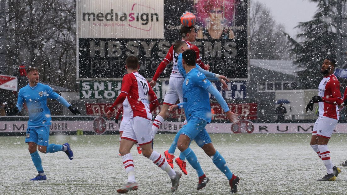 Doelpuntenmaker Sven Braken kopt op een sneeuwrijk Meerdijk (Rechten: Gerrit Rijkens)