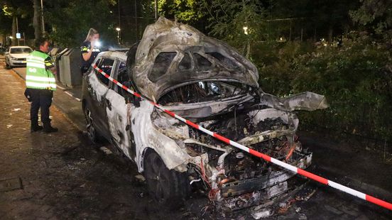 Twee auto's uitgebrand in straten dicht bij elkaar | Tweede explosie in korte tijd bij hetzelfde huis