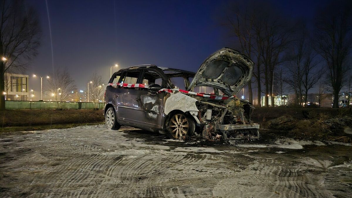 Auto gaat in vlammen op in Leeuwarden