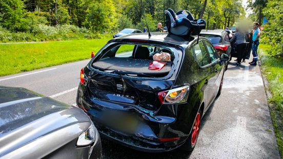 Vrouw gewond bij ongeval • auto botst op boom. Vrouw gewond bij ongeval • auto botst op boom.