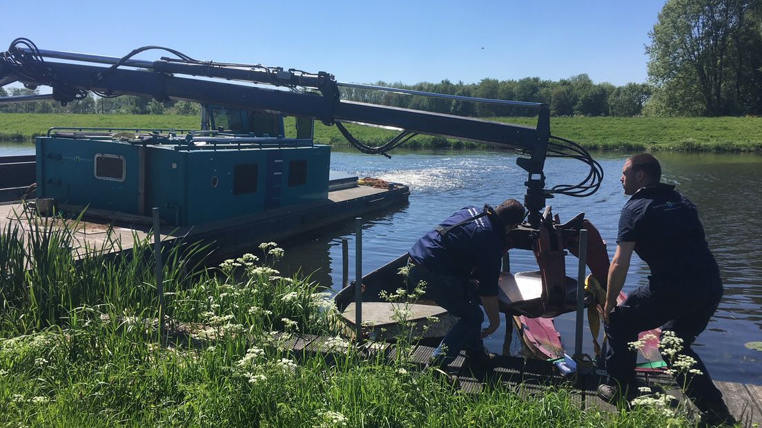 Waterschap Rijn en IJssel houdt deze week een opschoonactie in de Oude IJssel. Dat betekent dat oude, kapotte bootjes die onder water liggen worden verwijderd. Het waterschap doet dit omdat de oevers er dan fraaier uitzien, maar ook voor de veiligheid.