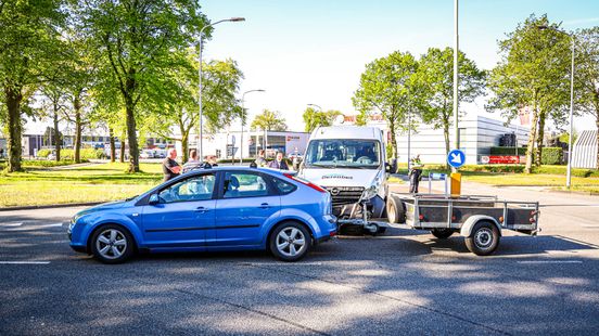 Meerdere gewonden bij botsing tussen twee autos. Meerdere gewonden bij botsing tussen twee autos.