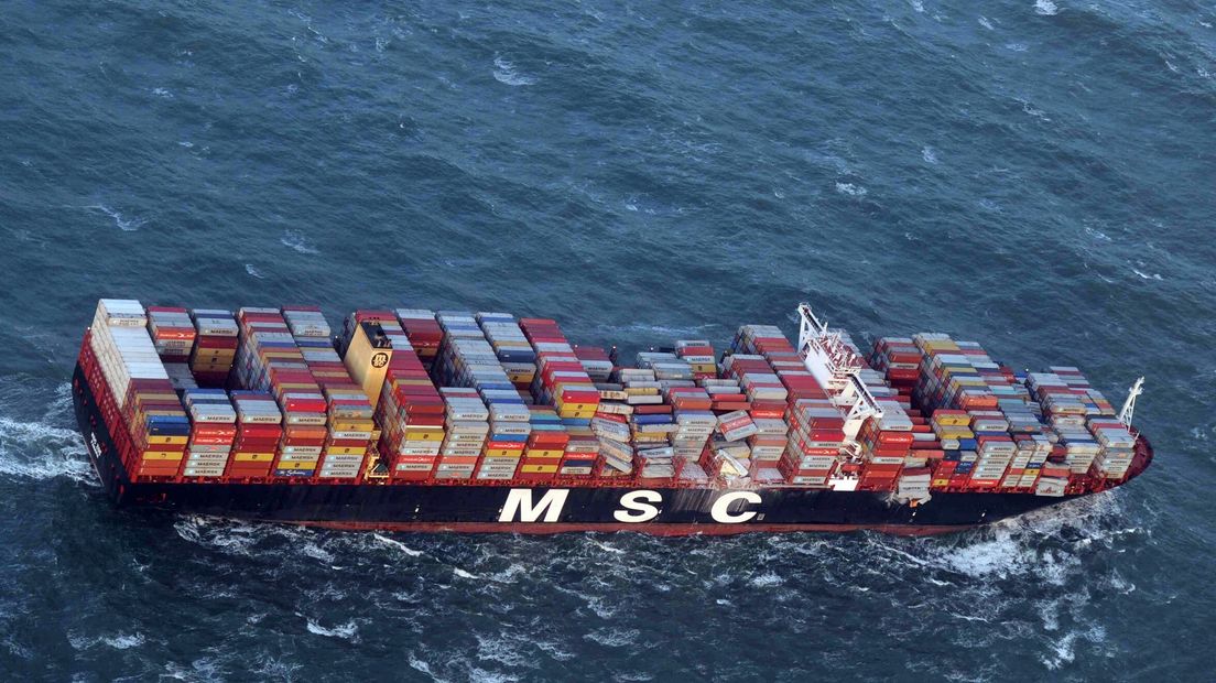 Omgevallen containers aan boord van de MSC Zoe